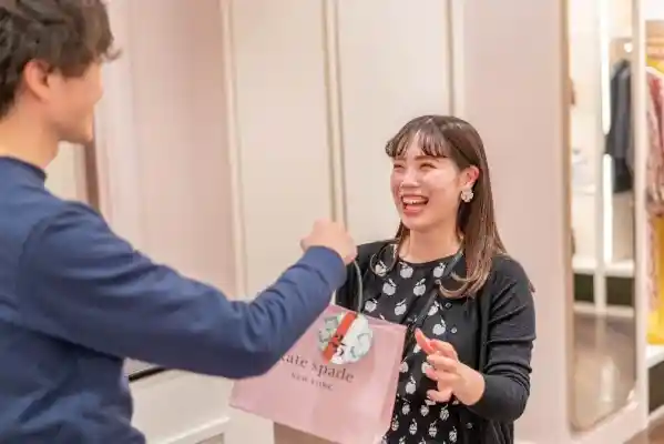 https://saiyo.coach.com/dsaiyo/tf1u/m_images/show/02/BC0092/362/ts/1747650421/image.jpg